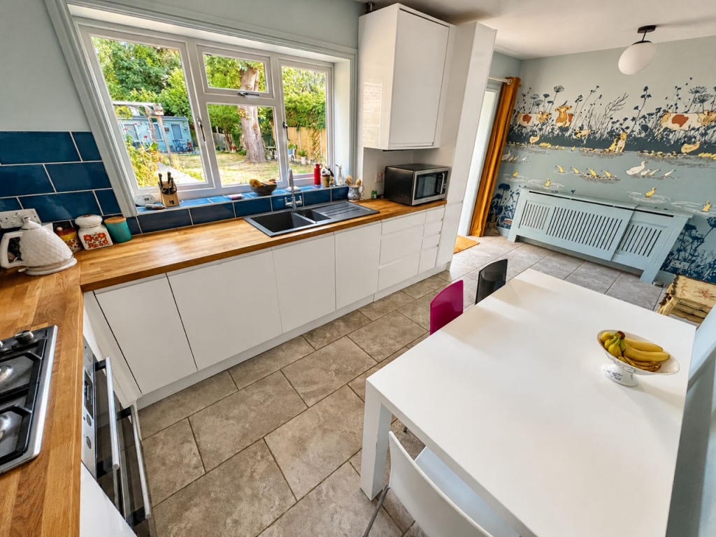 House in Kingston upon Thames - More