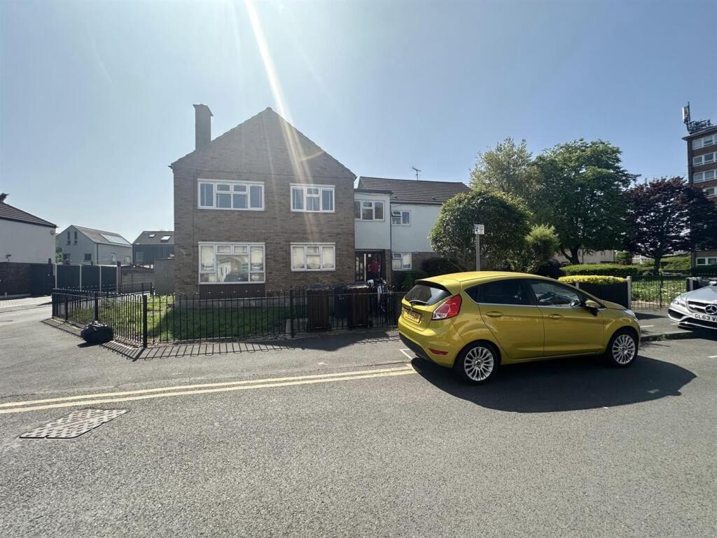 1-bed flat on Curzon Crescent, Barking, Essex, £220,000
