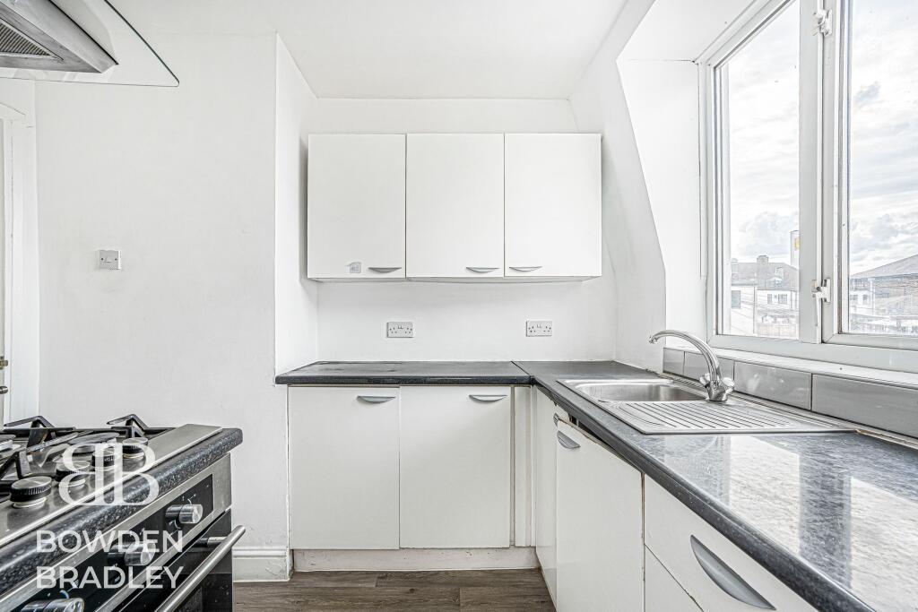 Apartment in London, Rush Green - View 5