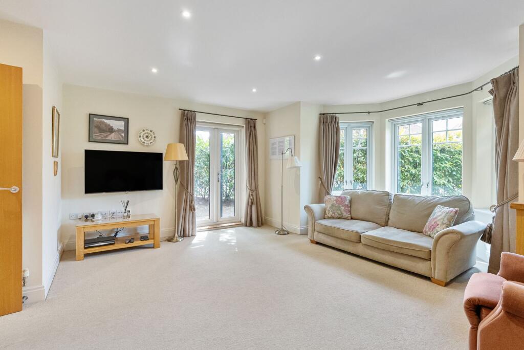 Apartment in Elmbridge, Cobham - View 2