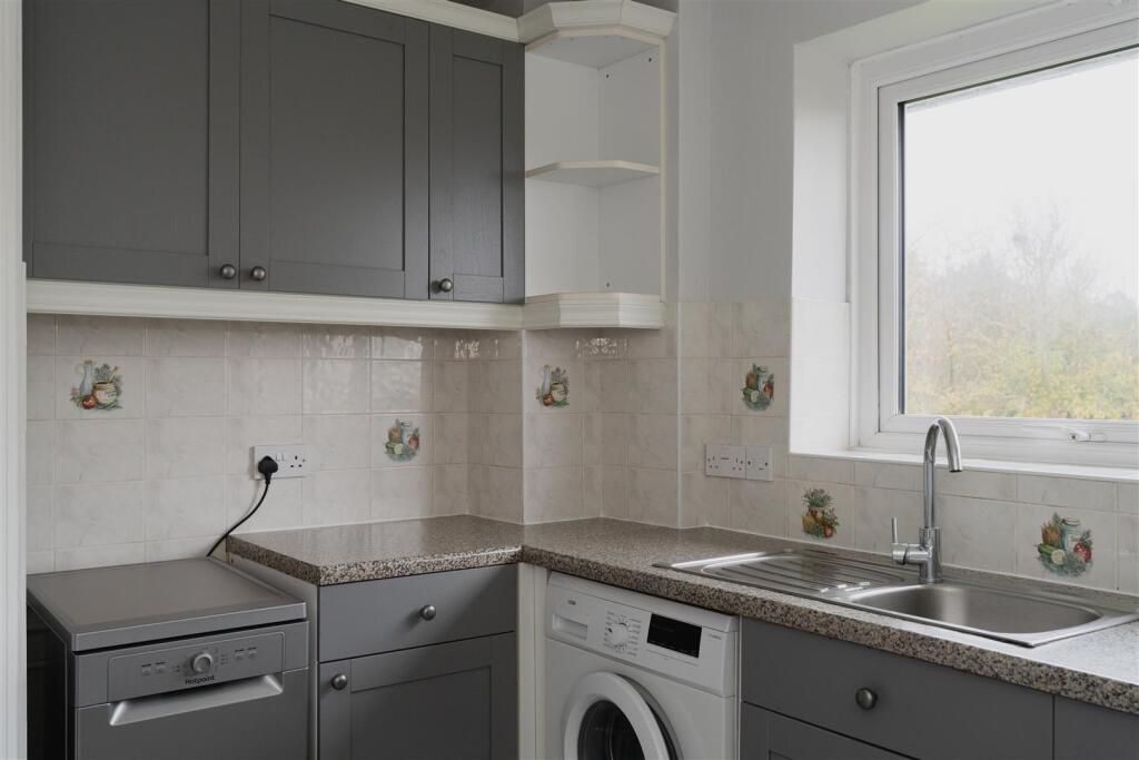 Apartment in Reigate and Banstead, Surrey - View 4