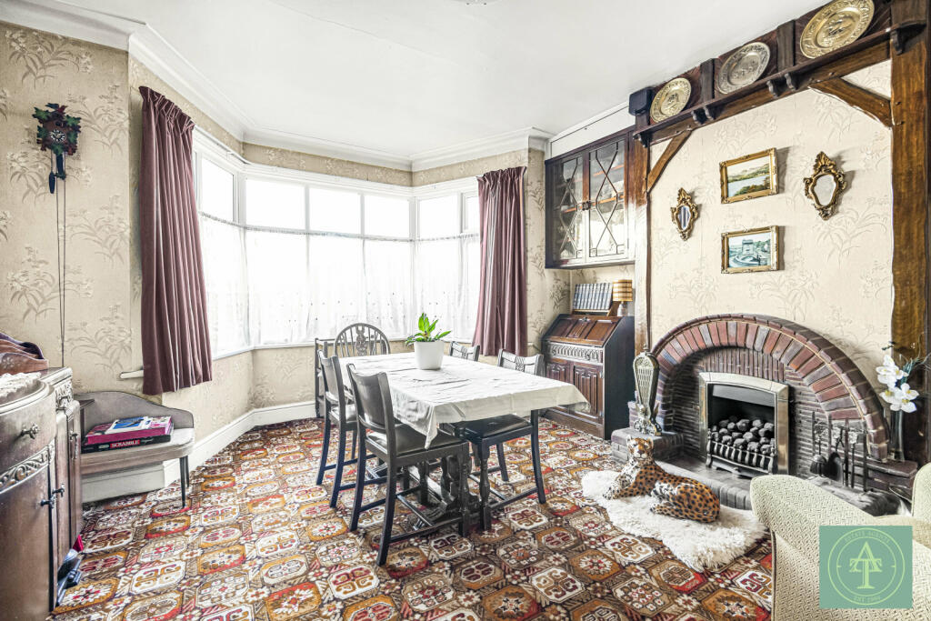 Ridge Avenue, Winchmore Hill, London, N21 photo 2