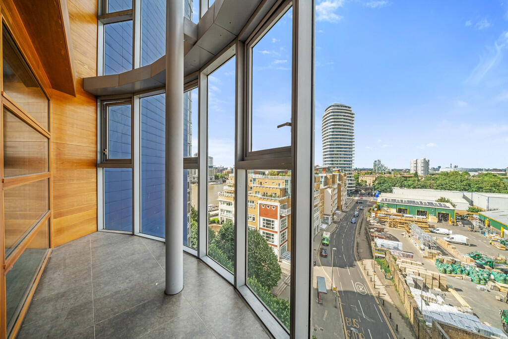 3-bed flat on Falcon Wharf, Battersea, £730,000