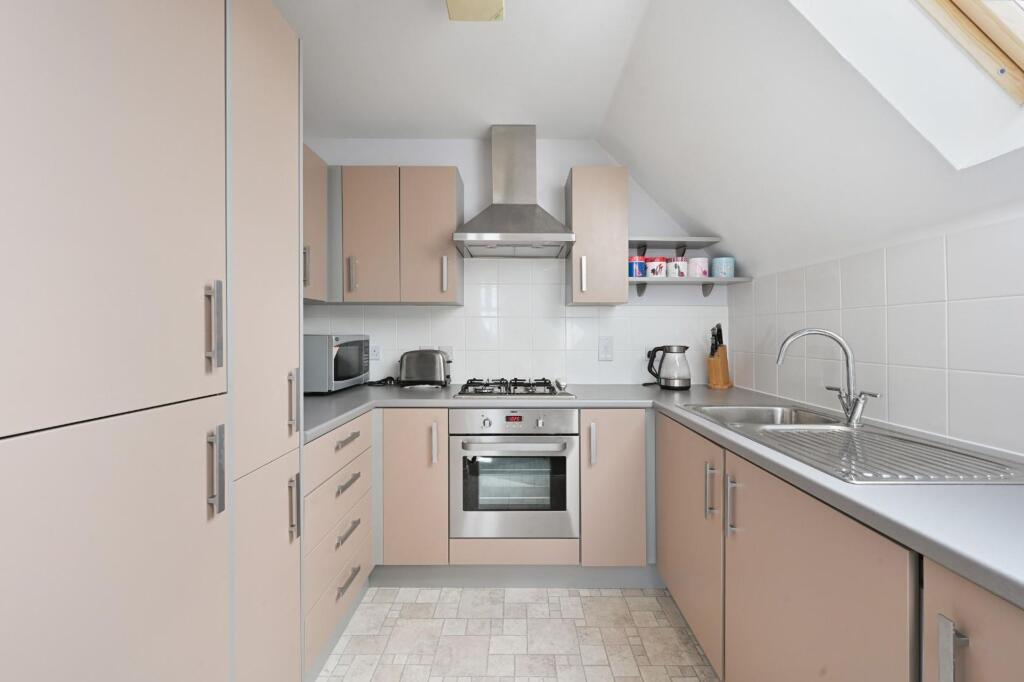 Apartment in Reigate and Banstead, Surrey - View 3