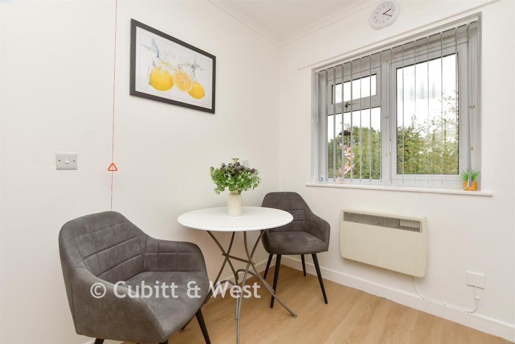 Apartment in Reigate and Banstead, Surrey - More
