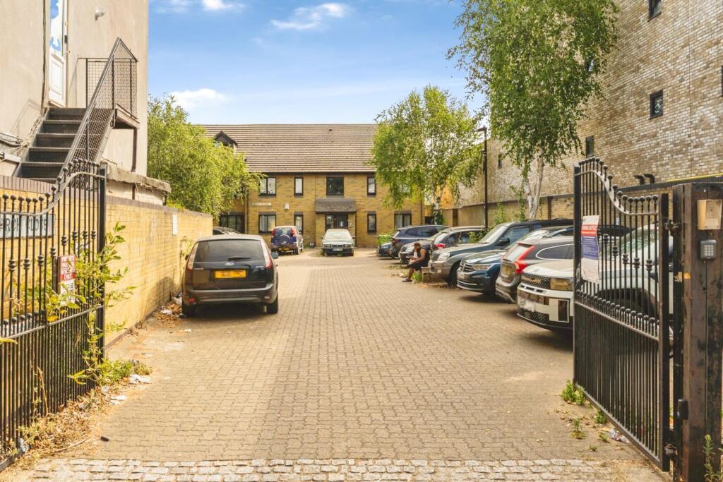 House in London - View 2