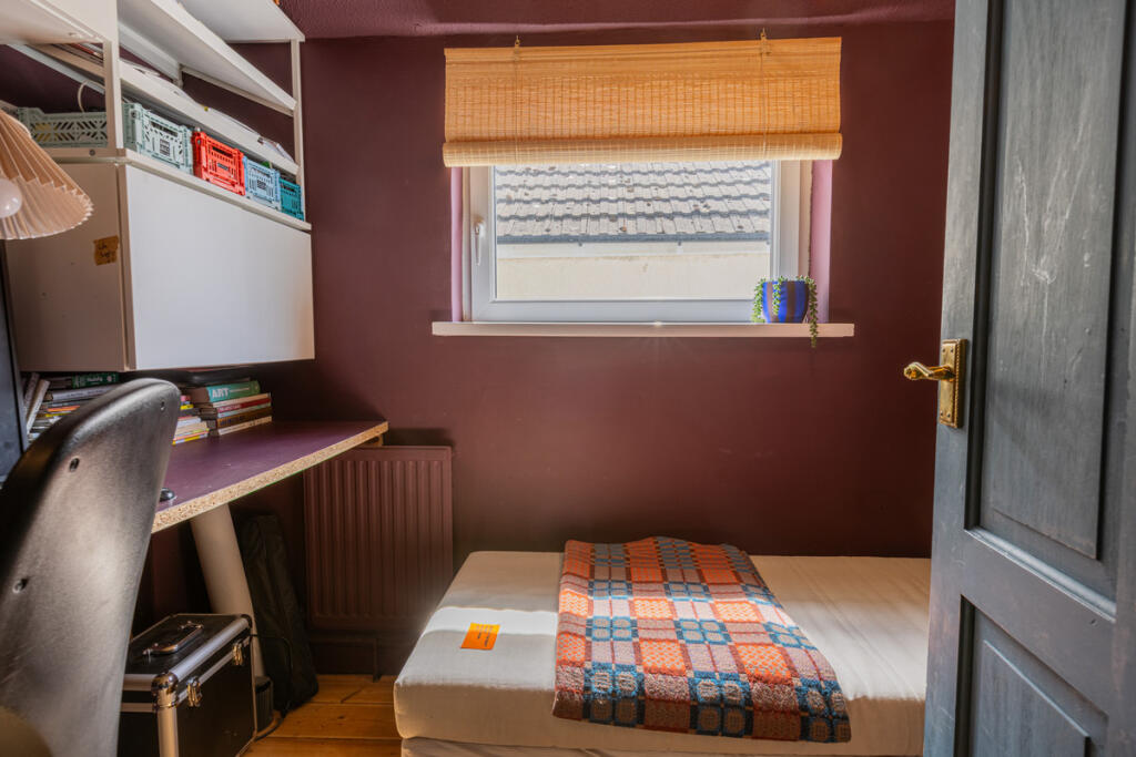 House in Cardiff, Saltmead, Grangetown - More