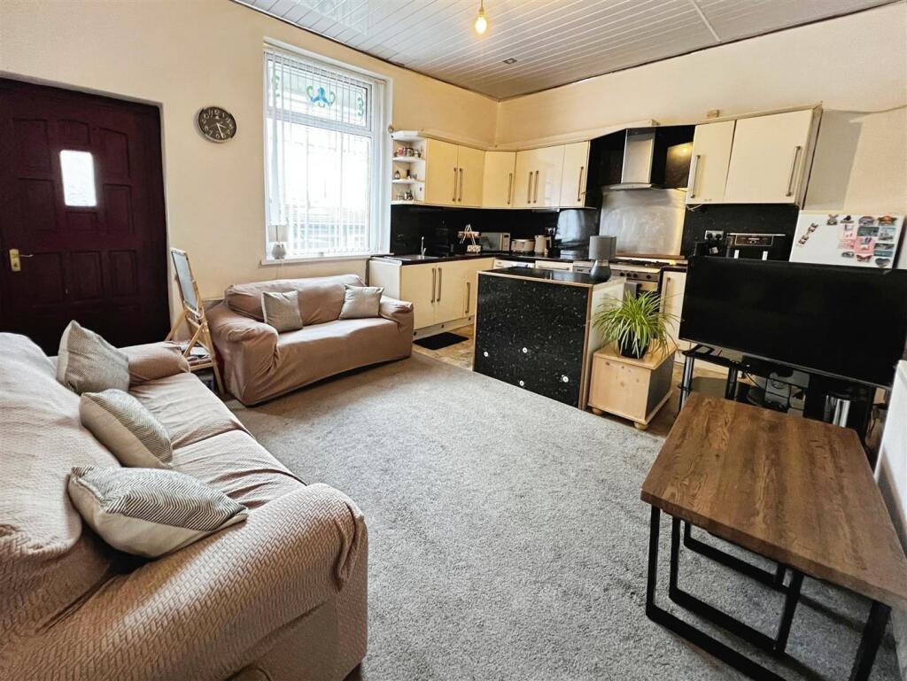 Thornhill Place, Bradford, BD3 7NB photo 4
