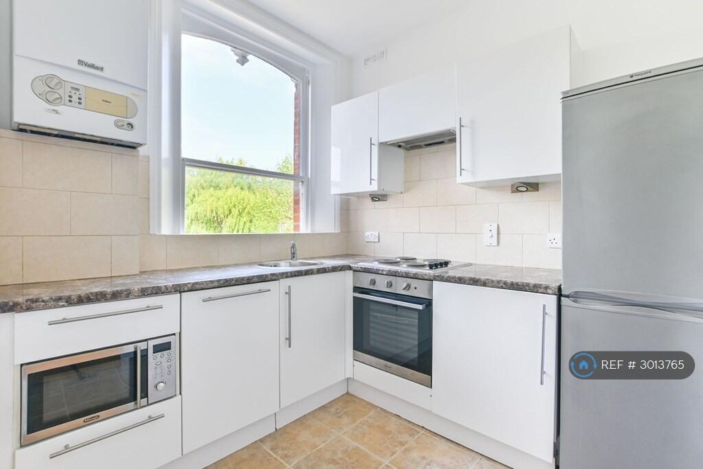 Apartment in London, Brondesbury Park, Brondesbury - View 2
