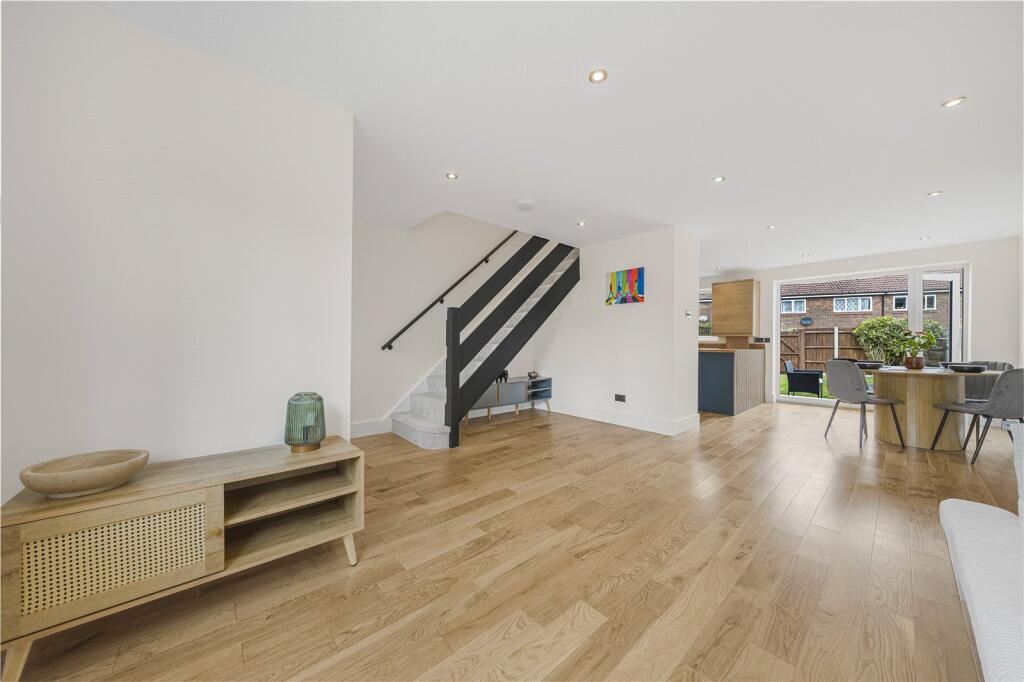 House in London, Hampton - View 4
