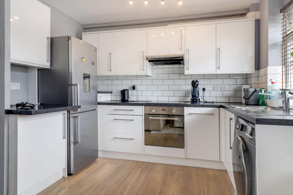 Apartment in Kingston upon Thames - View 2