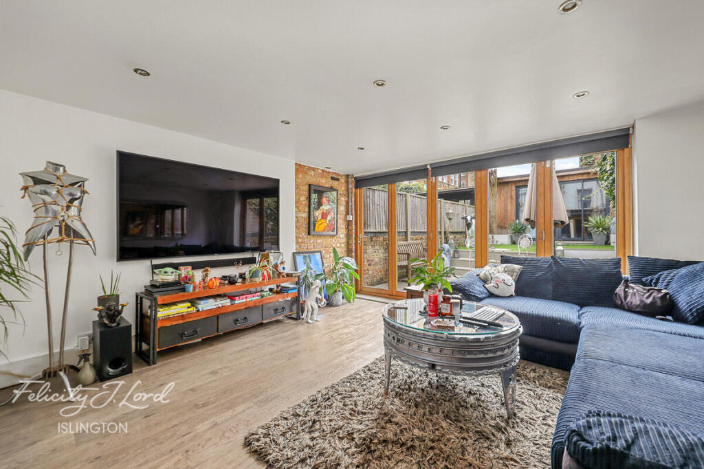 2-bed flat on Balls Pond Road, London, £850,000