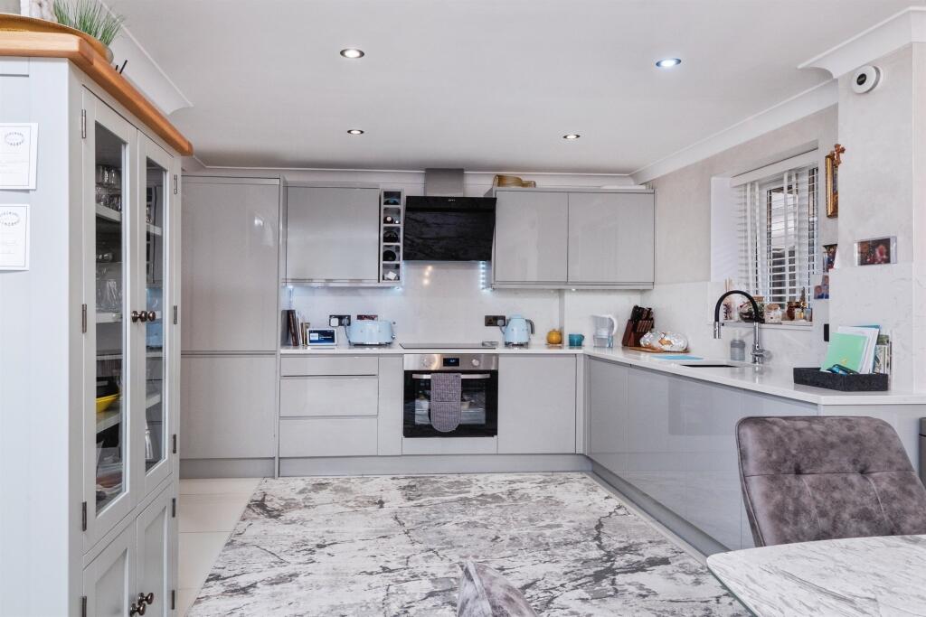 House in BUCKINGHAM, Calvert Green - More