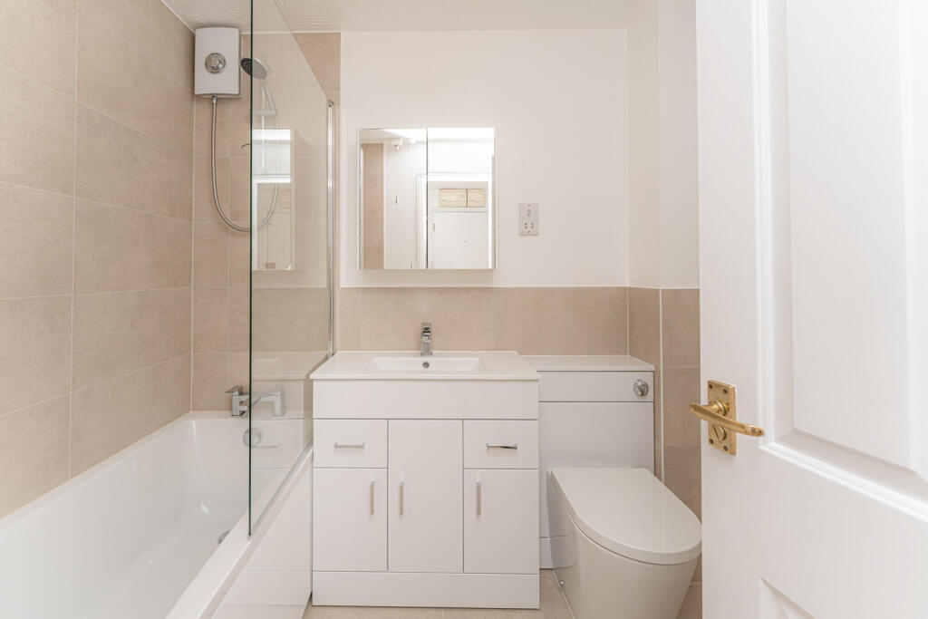 Apartment in Enfield, Enfield Island Village, London Borough of Enfield - View 5