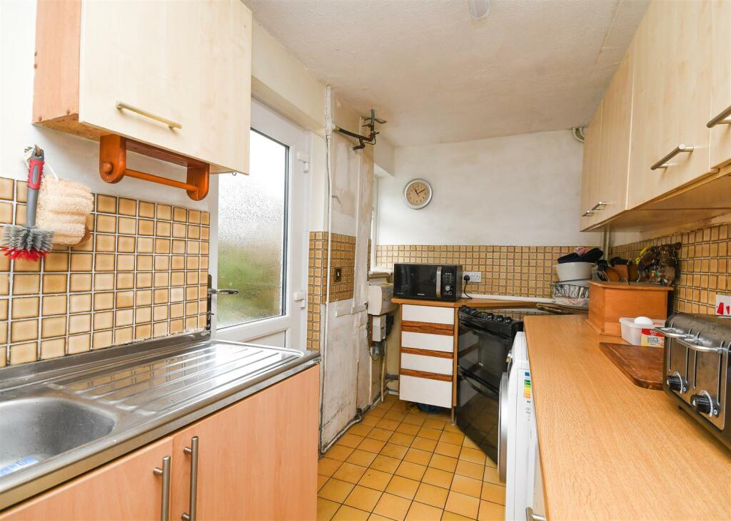74 Meadow Lane, Wombourne, Wolverhampton photo 3