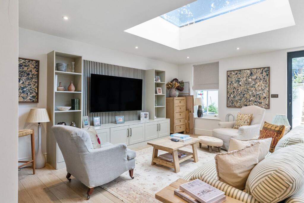 House in Twickenham - More