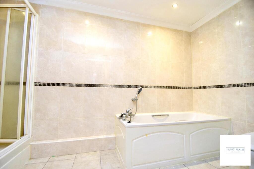 Apartment in Eastbourne, East Sussex - View 4