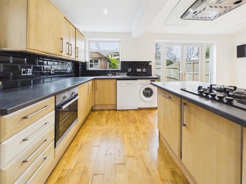 Claremont Close, Hersham, Walton-On-Thames – další