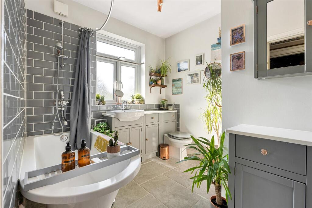 Apartment in Woodford Green, South Woodford - View 3