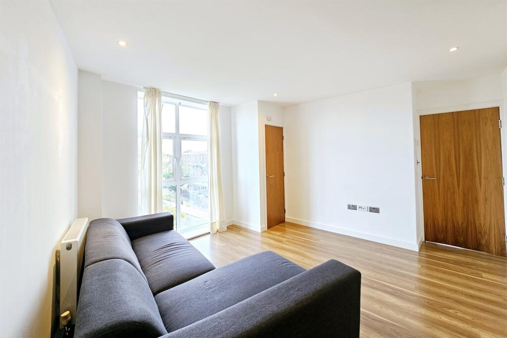 2-bed flat on Lansdowne Drive, Hackney, E8, £525,000