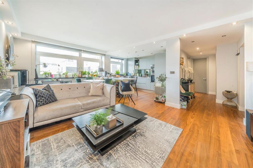 Main image of property: Nottingham Terrace, York Terrace West
