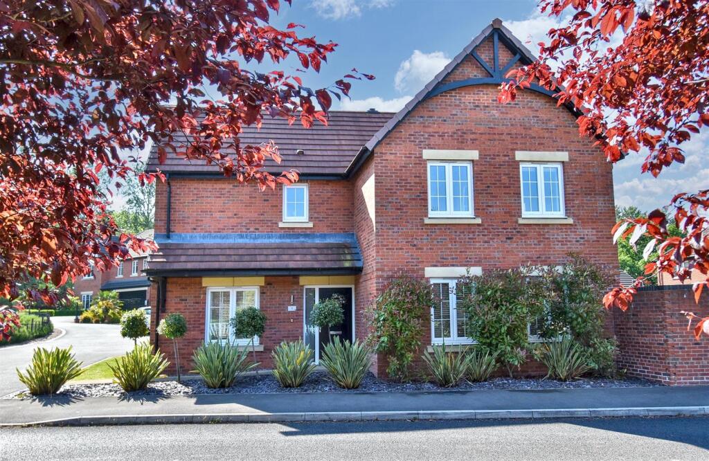 4-bed detached on Damstead Park Avenue, Alfreton, Derbyshire, £369,950
