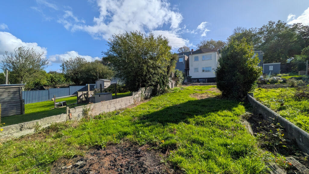 3-bed terraced on Holmbush Road, St. Austell, £153,000