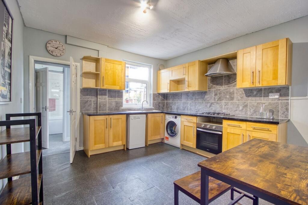 House in North East Derbyshire, Holmgate, Clay Cross - View 3