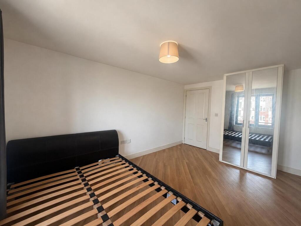 Apartment in Ilford, Gants Hill - More