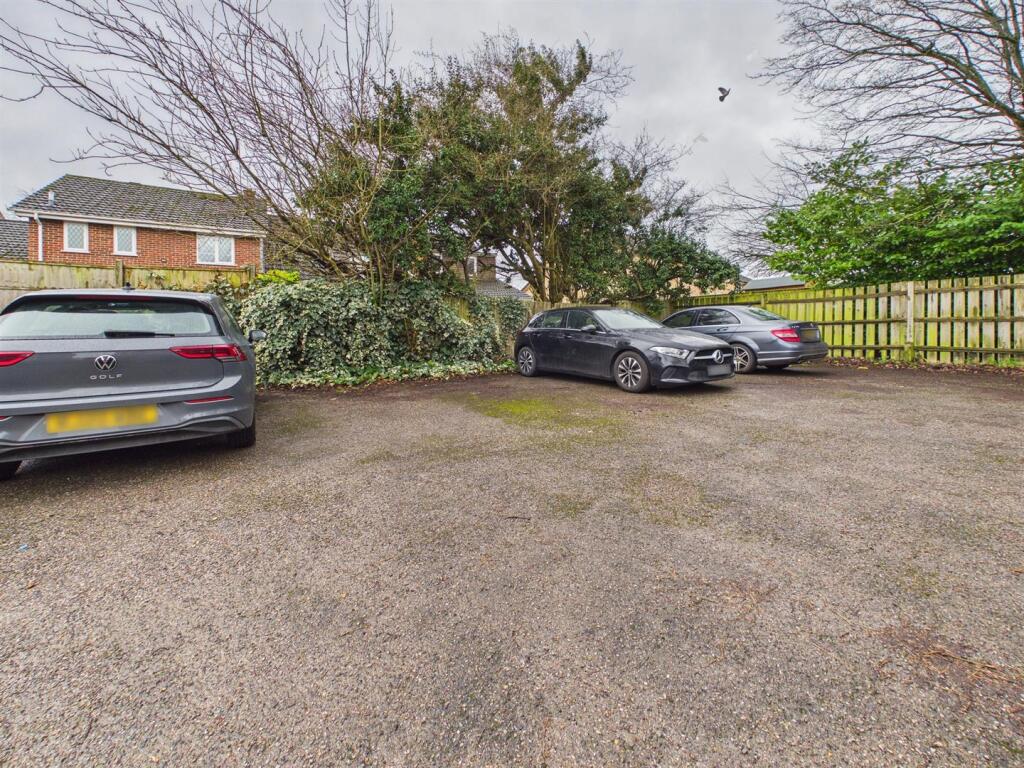 Lamorna Crescent, Tilehurst, Reading – další