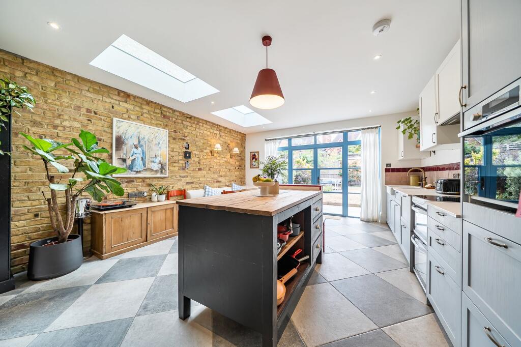 House in London, Royal Borough of Kingston upon Thames - View 4
