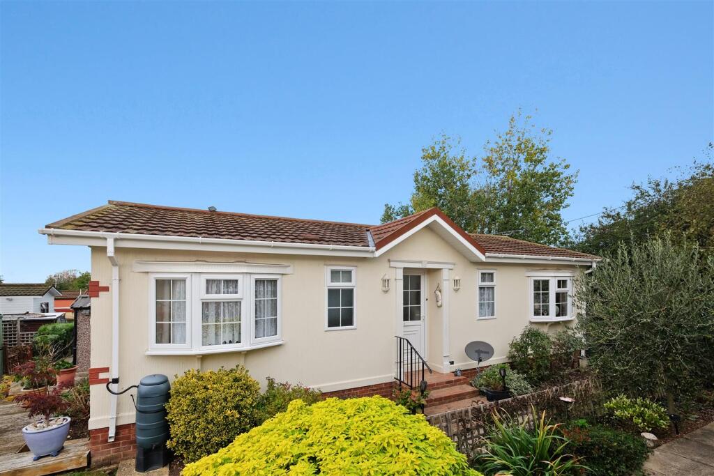 2-bed caravan on Applegarth Park, Seasalter, Whitstable, £220,000