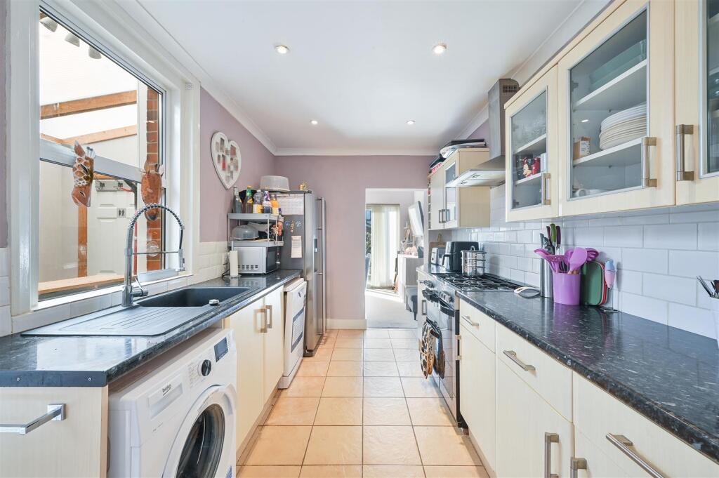 House in Sutton - View 4
