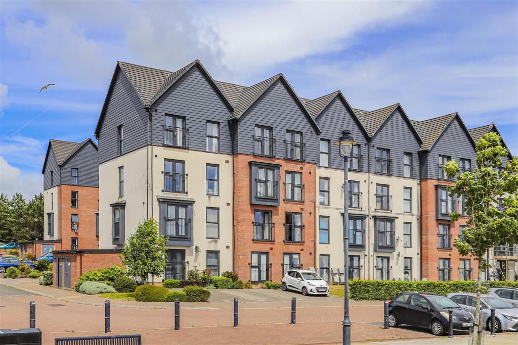 1-bed flat on Cei Tir Y Castell, Barry, £130,000