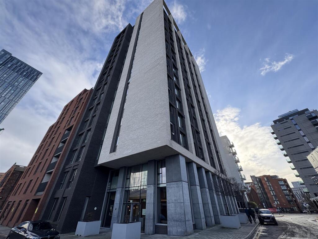 1-bed flat on Fifty 5ive, 55 Queen Street, Salford, £180,000