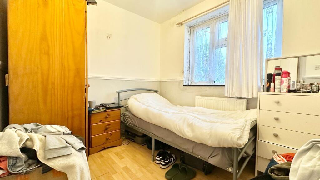 Apartment in London, Loxford, Seven Kings - View 4