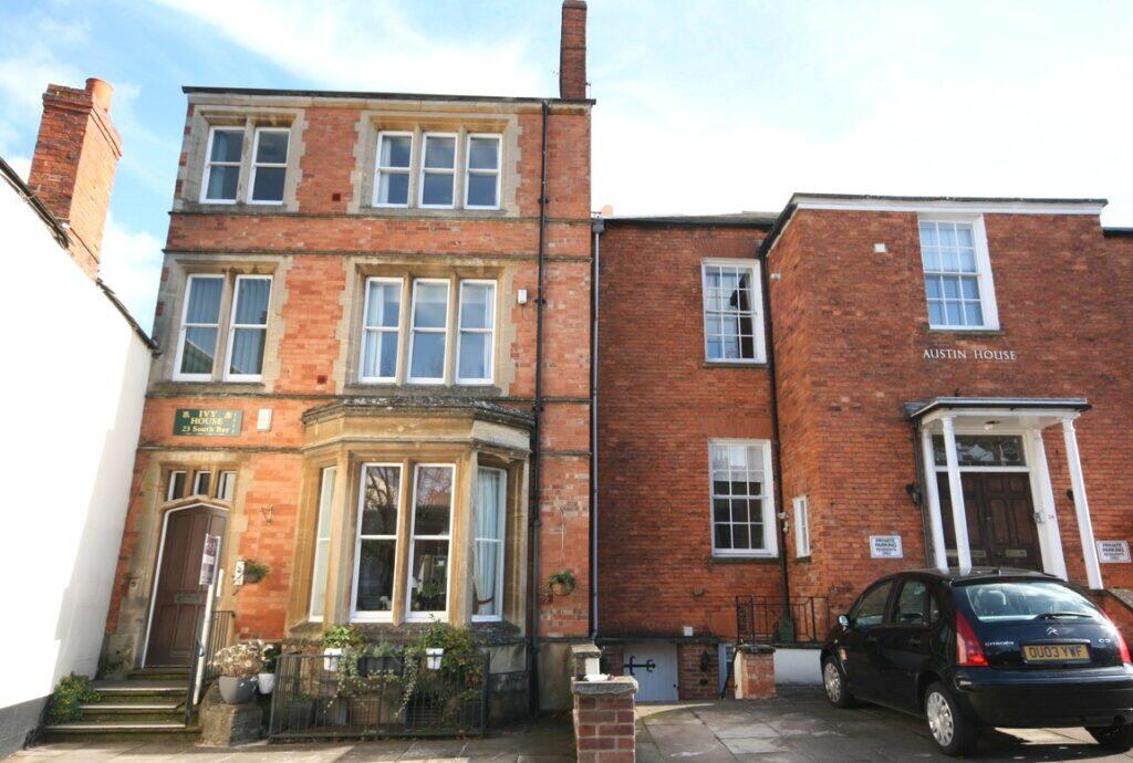 Main image of property: Ivy House, South Bar Street, Banbury, OXON, OX16