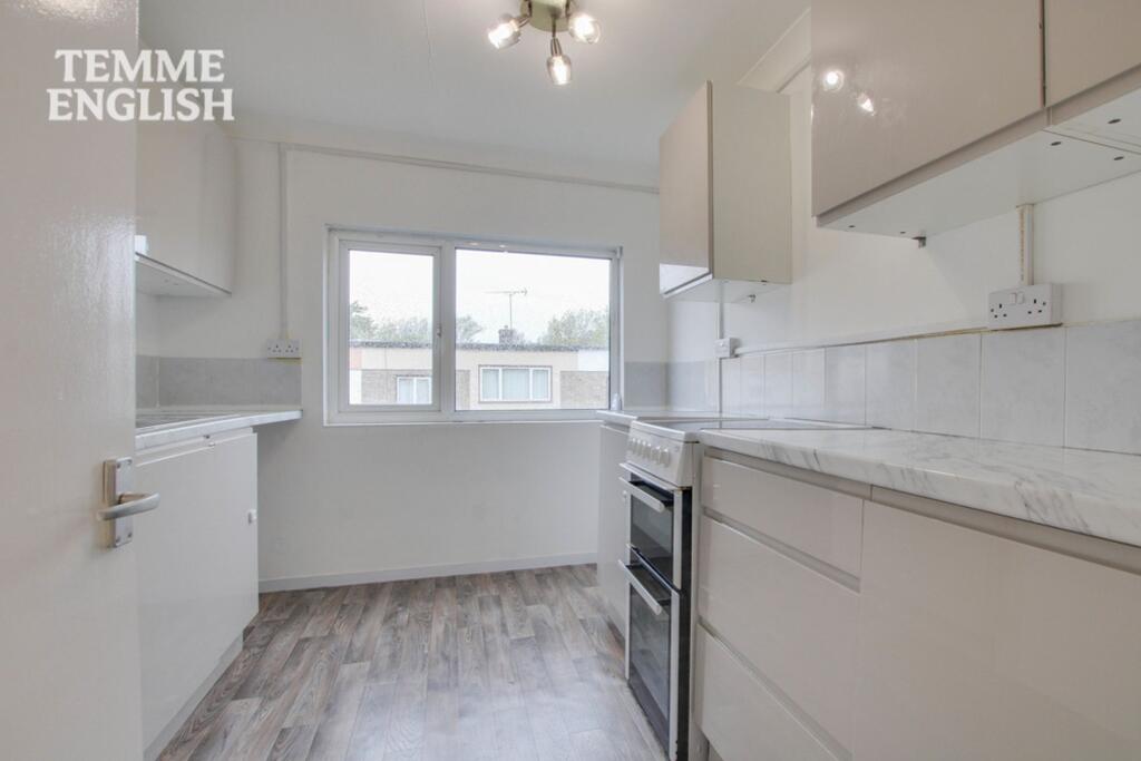 Apartment in Southend-on-Sea - View 5