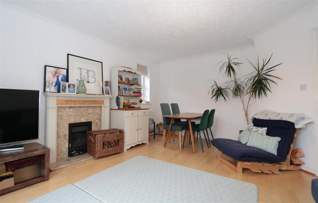 37, Youens Drive, Thame photo 4
