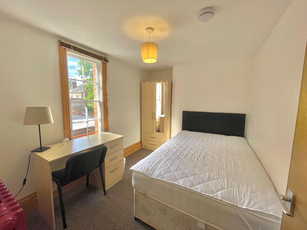 6 bedroom semi-detached house for rent
