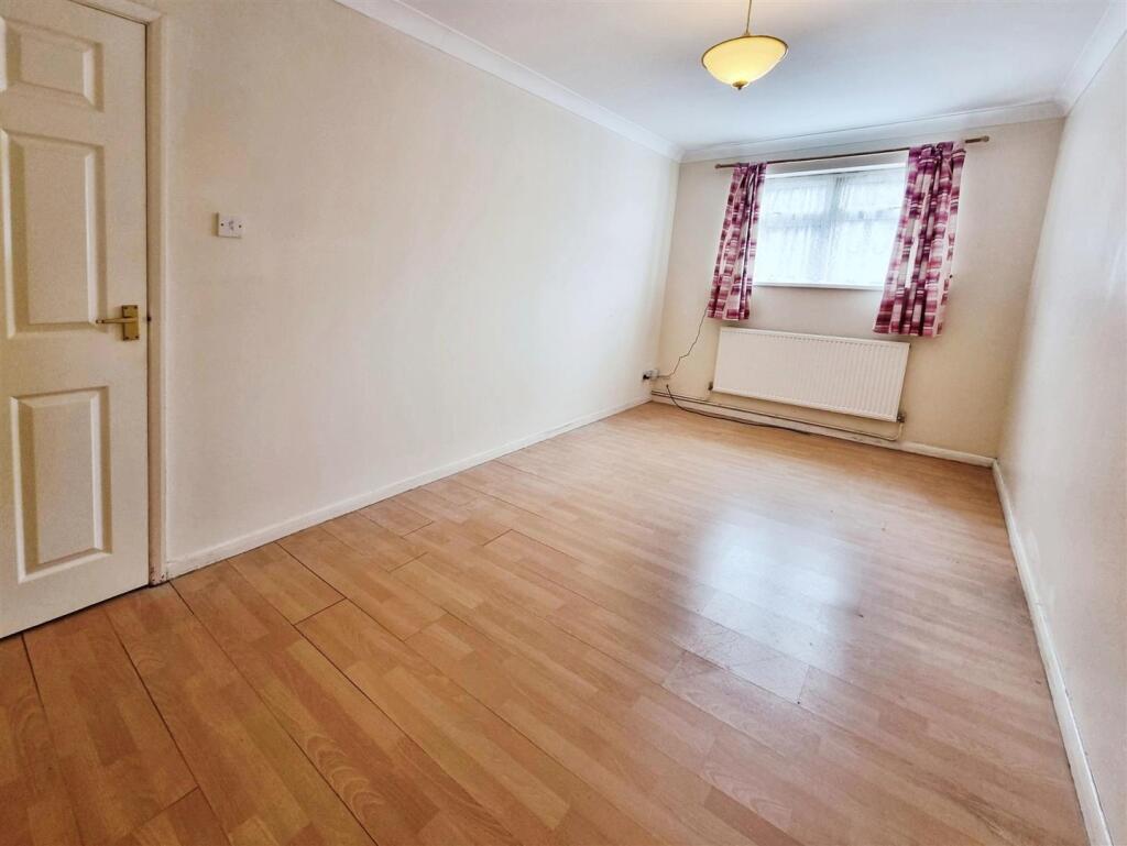Apartment in Northampton - View 3
