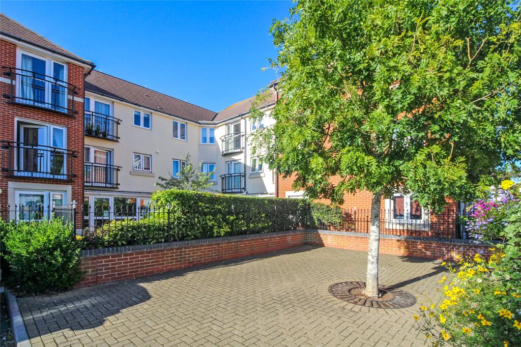 1-bed flat on Lymington Road, Highcliffe, Highcliffe, Dorset, BH23, £140,000