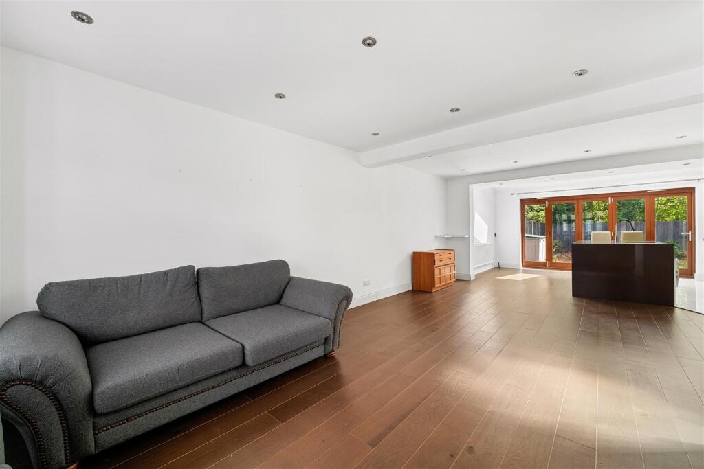 House in London, Heston - View 3