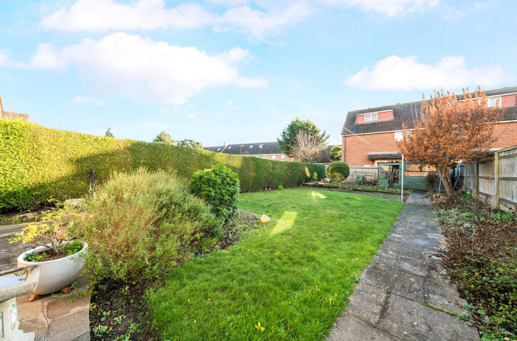 Hamilton Avenue, Cobham, KT11 photo 2