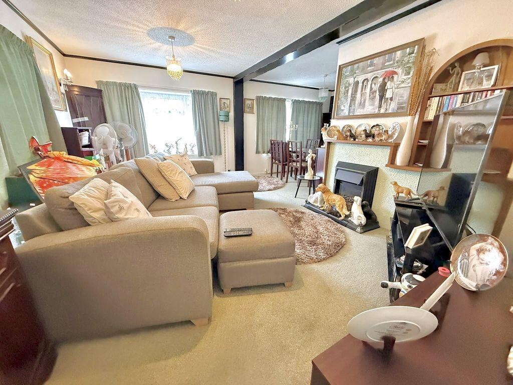 House in Slip End, Central Bedfordshire - View 2