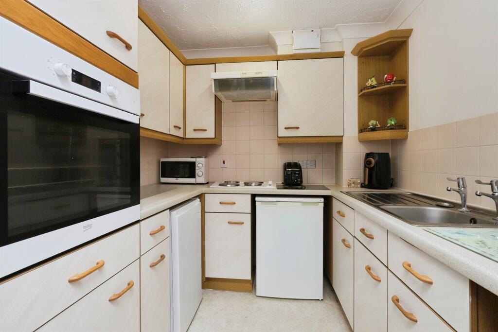 Apartment in Eastbourne, East Sussex - View 4