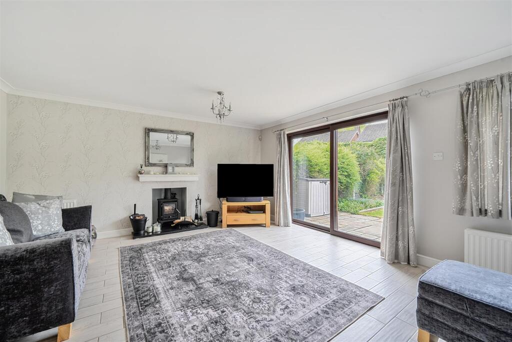 Garrett Road, Finchampstead, Berkshire, RG40 4RX photo 2