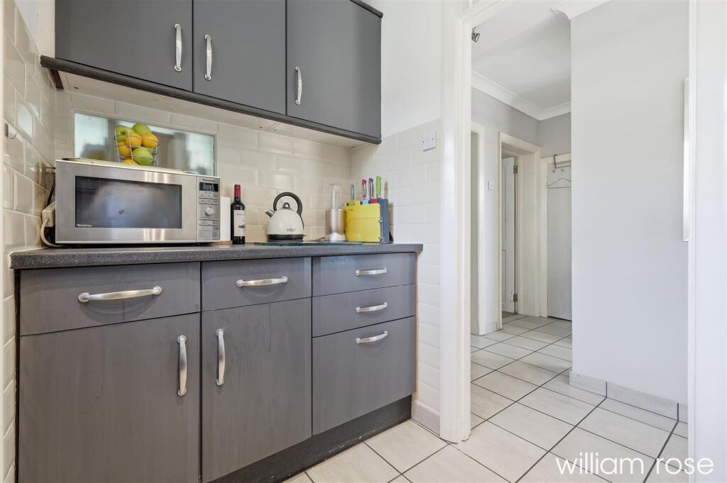 Apartment in Ilford - More
