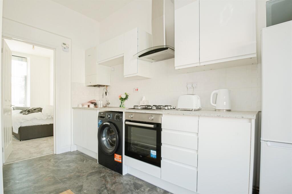 Apartment in Cardiff, Adamsdown - View 2