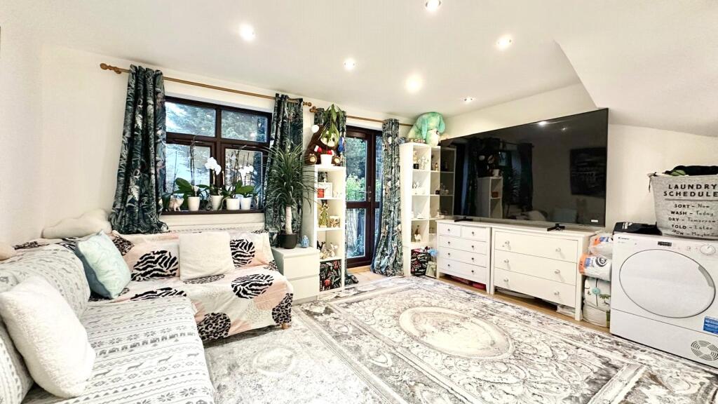 Nightingale Way, London, E6 photo 2